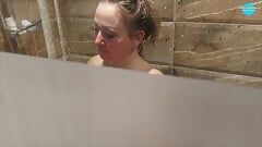 Târând pe Classy Filth la duș