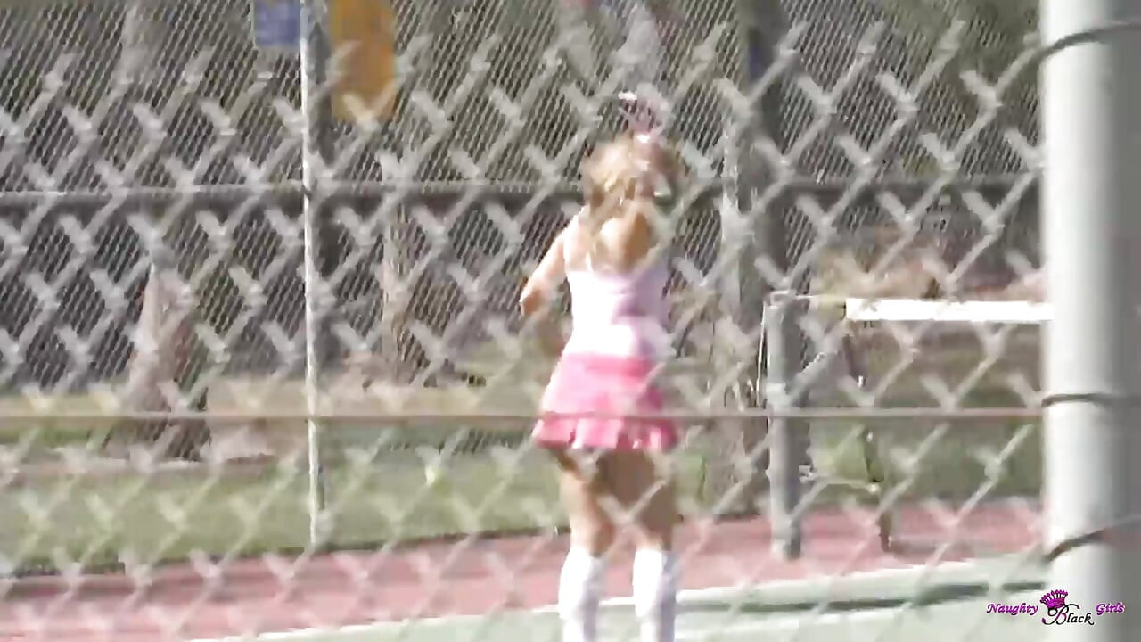 Ця красива блондинка з великими цицьками знає, як взяти великий чорний член у свою тугу пизду.