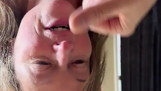 Пара начинается с мастурбации, затем дева глотает порцию спермы