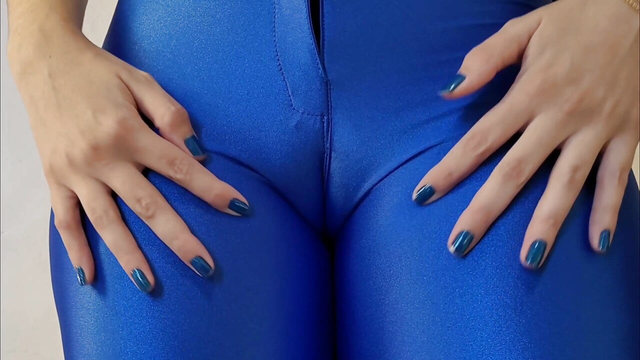 Cặp mông to nóng bỏng mặc quần legging khoe ngón chân múp đầy lông