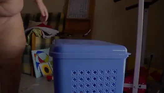 Jen çamaşır kutusuna işiyor