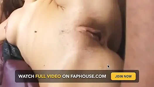 Geile brünette MILf nimmt pulsierenden bbc tief in den hals, tropfendes sperma überall