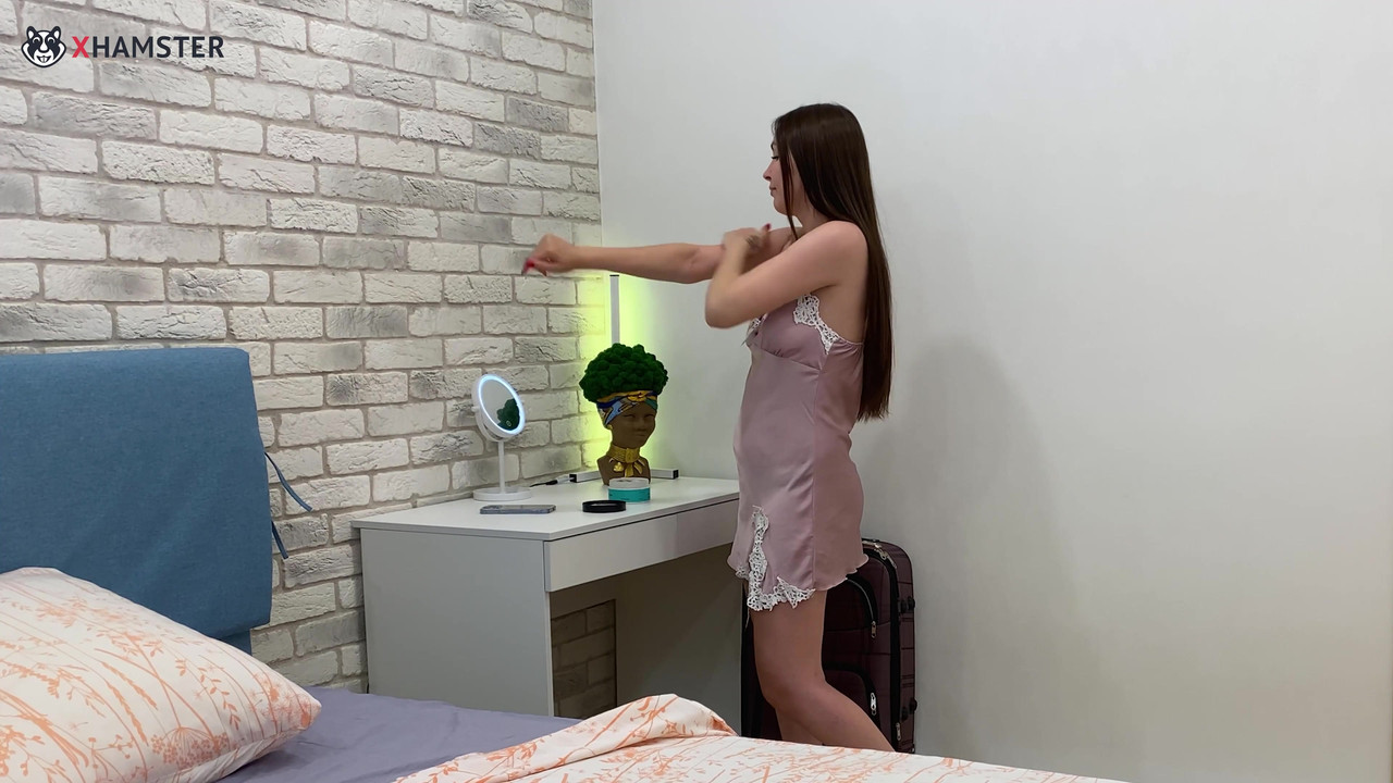 继母和继子在酒店房间共用一张床