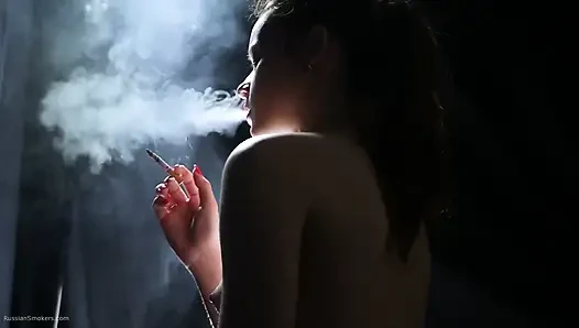 Gadis nakal ini lagi asik merokok sambil bugil