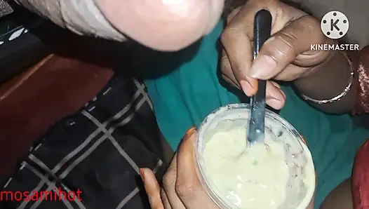 The sister-in-law of the village put cream in milk and put it in the mouth of the land.