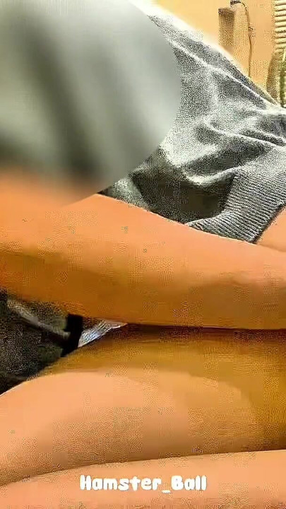 MILF! Amateur Aziatische moslima probeert de grote pik van haar baas uit | Clip 1