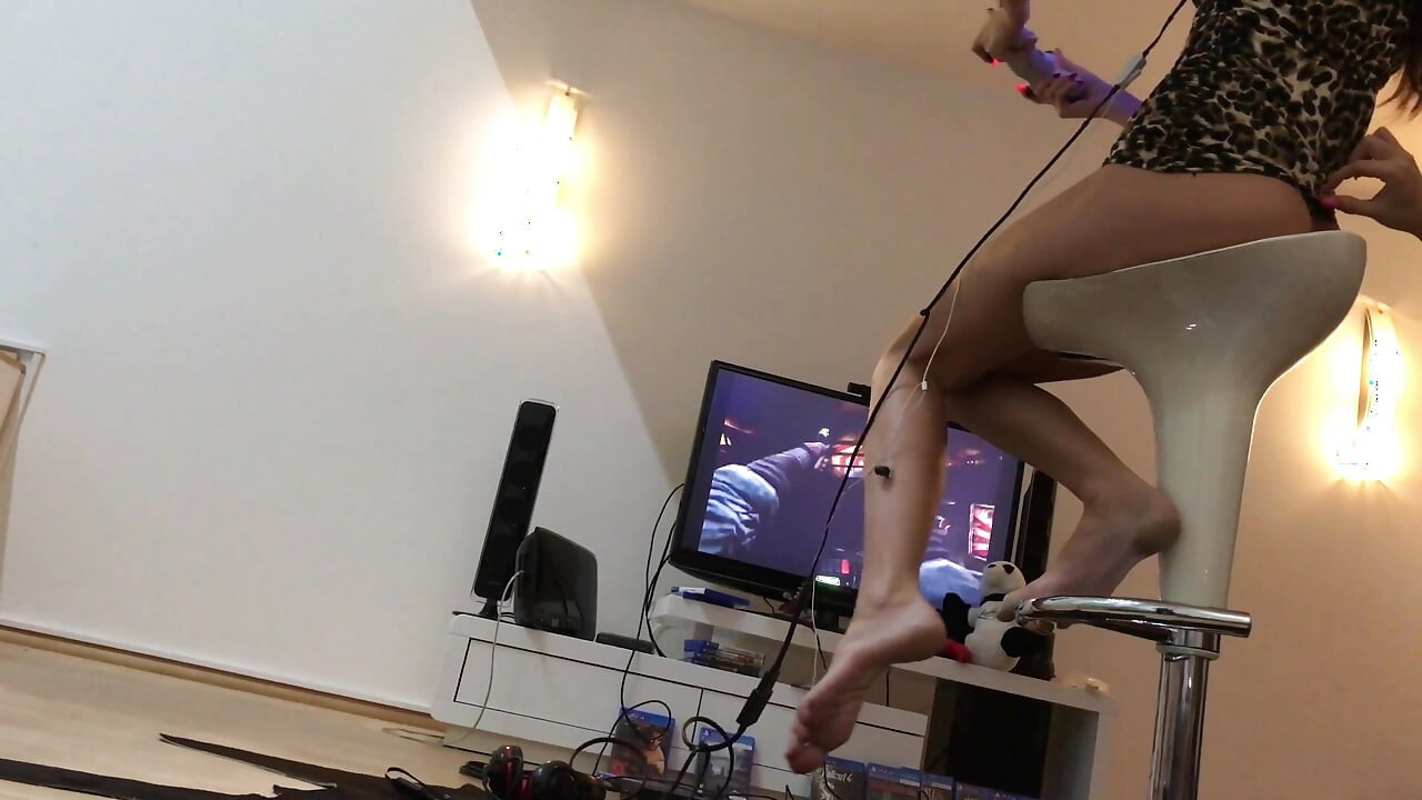 Para o Halloween: Doces de Halloween atraentes e definitivos, Sarah e Denisa jogam um game de terror com Playstation VR