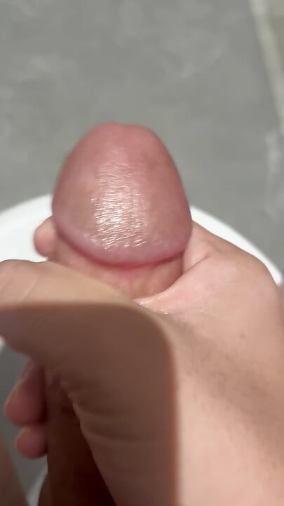 Después de ver a mi hermanastra caliente me masturbé en el baño
