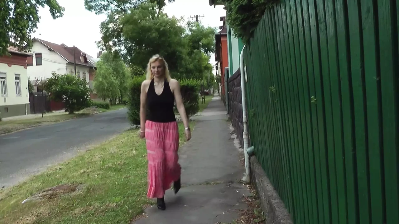 阴户香港的金发熟女被鞭打