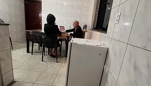 Sekretaris terkejut dengan tamparan di pantat dan penetrasi anal dengan creampie.