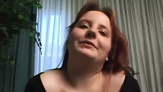 Si rambut merah gemuk menunjukkan tubuhnya yang panas