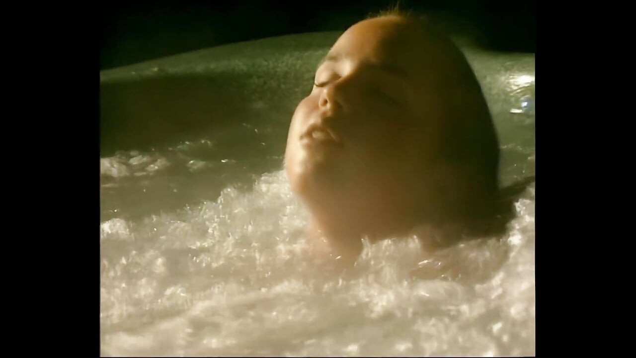 สาวสีผมบรูเน็ตนมใหญ่สุดฮอตโดนควยใหญ่ในจากุซซี่