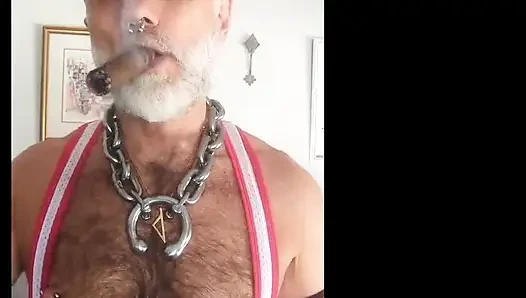 Üvey baba garını aydınlatıyor