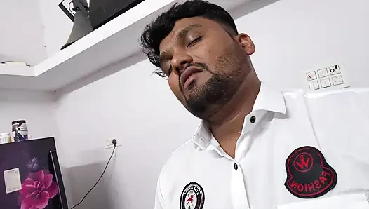 Üvey erkek kardeşi mastürbasyon yapıyor, yenge oğlanı gördü ve yenge üvey erkek kardeşinin penisini zevkle sallıyor.