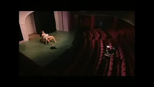 Genç kızıl saçlı dansçının tiyatrosunda gösteri sikiliyor ve ağzına boşalıyor