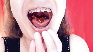 Asmr comendo ursos de geléia com aparelho por Arya Grander