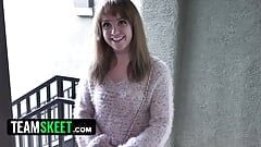 Nevinná drobná holka Nikole Nash dělá porno - TeamSkeet