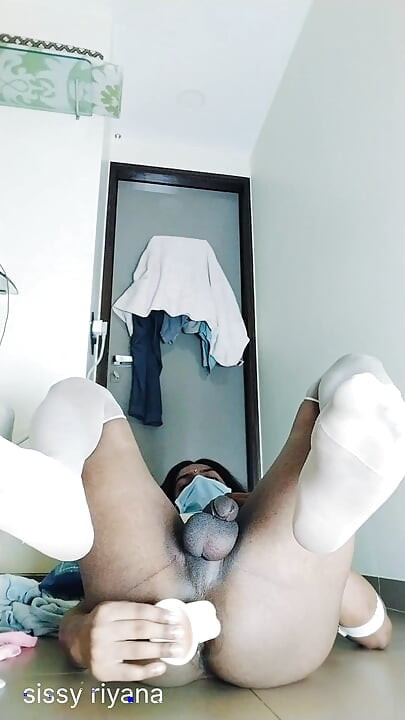 Indijska Riyana žestoko fukira dildo u filmu Sama kod kuće