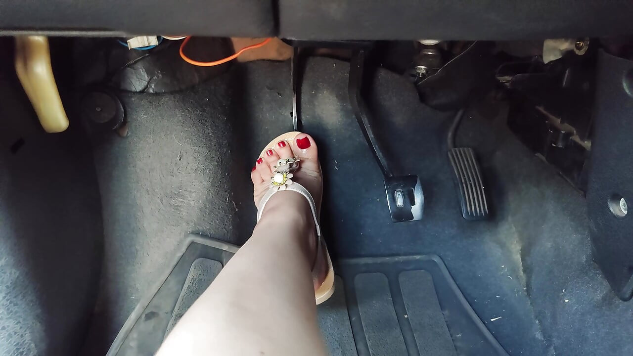 Pumpanje pedala u autu i ubrzavanje pri punom gasu sa niskim flip-flopsima