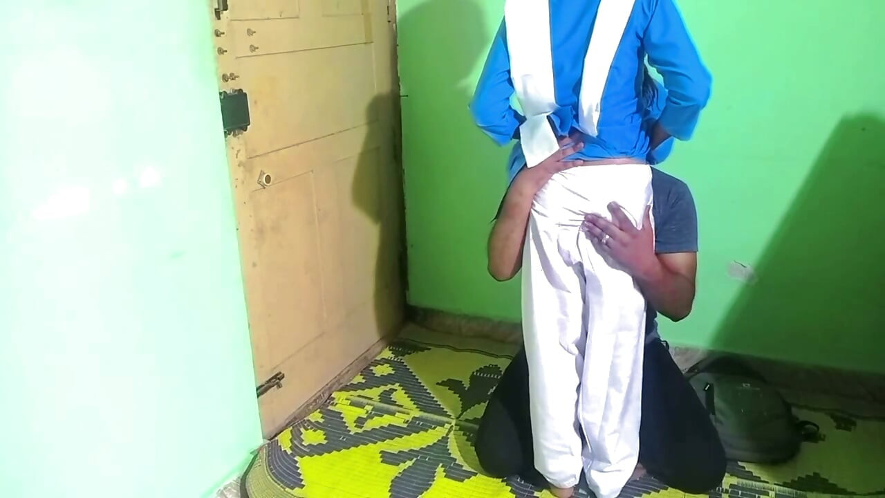 Colegiala india follando anal al aire libre y corrida en el uniforme