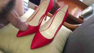 Nuevos tacones rojos juegan.