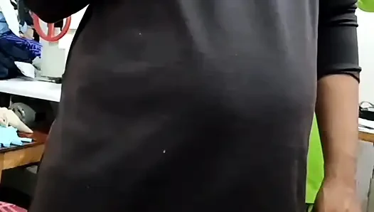 Bluzunu Sıkmak Için Terzi Ustasına Gitmişti. Terzi Efendisi Penisini Sokarak Amcığını Gevşetti