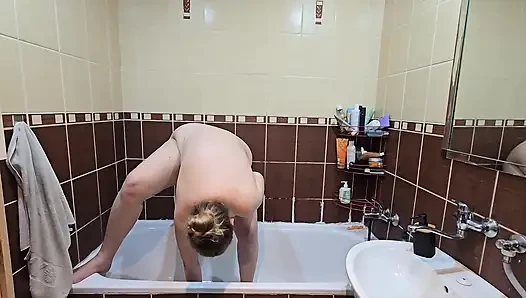 Cewek semok dengan toket besar alami lagi asik cukur bulu jembutnya - mandi air panas