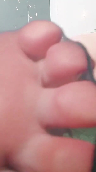 Detik hebat dari "Video Fetish Kaki: Kaki nilon hitam seksi. MILF blonde panas dominan Arya Grander"