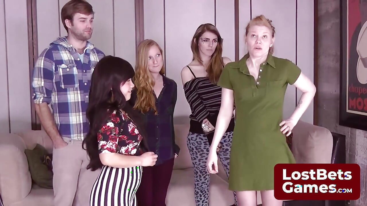 Νέα κορίτσια συμμετέχουν σε ένα παιχνίδι ψαλιδιού χαρτιού Wild Strip Rock