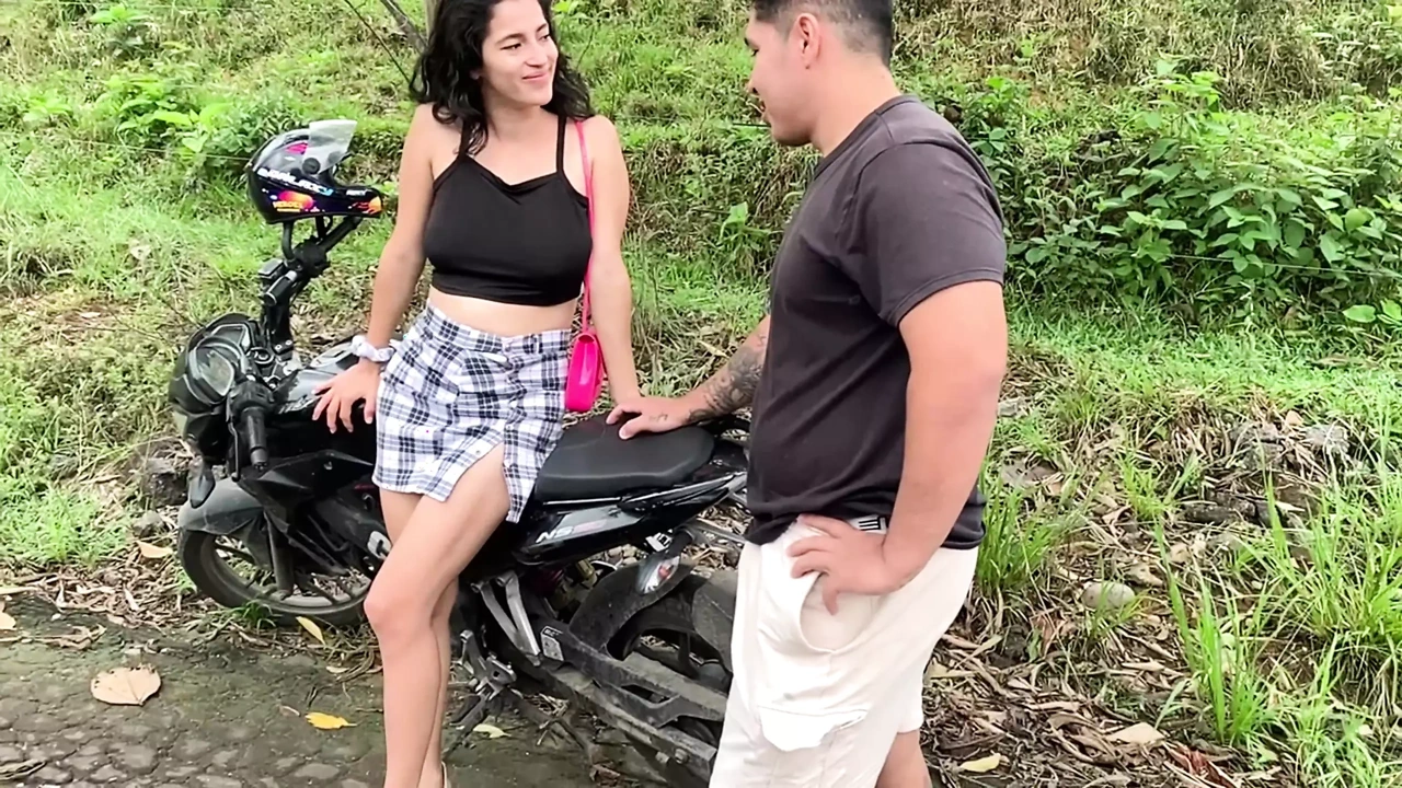 Tôi bú vú của một người Latinh kỳ lạ mà tôi gặp trên đường phố