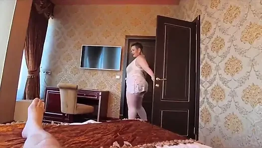 Tante seksi ini nyepong kontol pacar mudanya dengan pakaian baru, dan dia memutuskan untuk berterima kasih sama pacarnya, dan dia nyepong kontolku dengan ganas