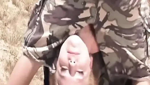 Olgun sarışın orta yaşlı seksi kadın açık havada yarak emiyor ve ıslak amcığını açıyor
