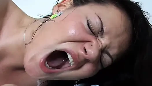 Azgın Esmer Ve Edepsiz Sarışınla Ham Sert Sikişiyor