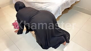 La calda matrigna MILF bloccata sotto il letto!