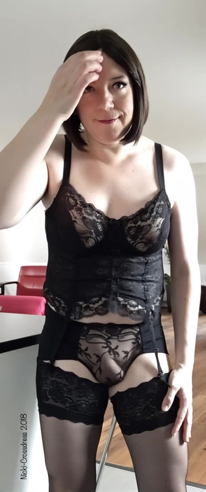 Nicki-Crossdress u seksi crnom donjem rublju i čarapama