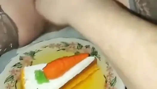 Cake in urine, a very tasty combination