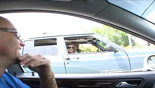 Kız gibi kızın muhteşem sulu deve toynağı şişman direk için geniş bir şekilde titreşiyor