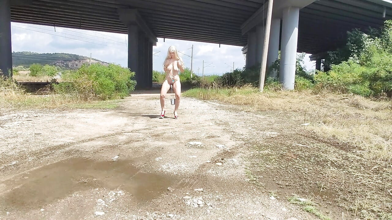 Рабыню наказывают ведрами на ее киску и сиськи.