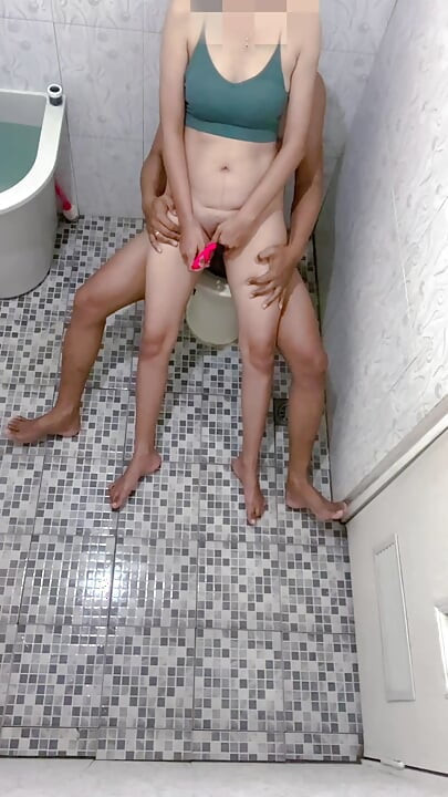 Viral footage of peeping a perverted couple in a campus toilet