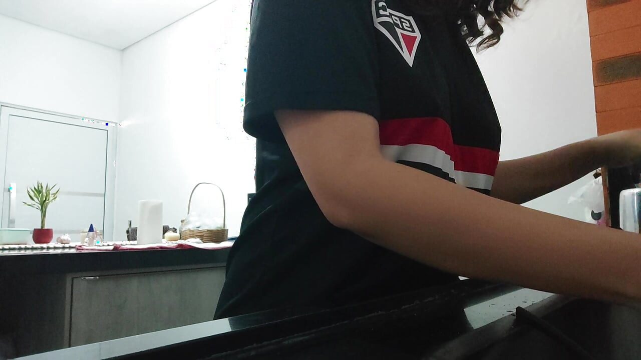 Woman teasing while washing dishes. She loves to transmit to the voyeurs on duty
