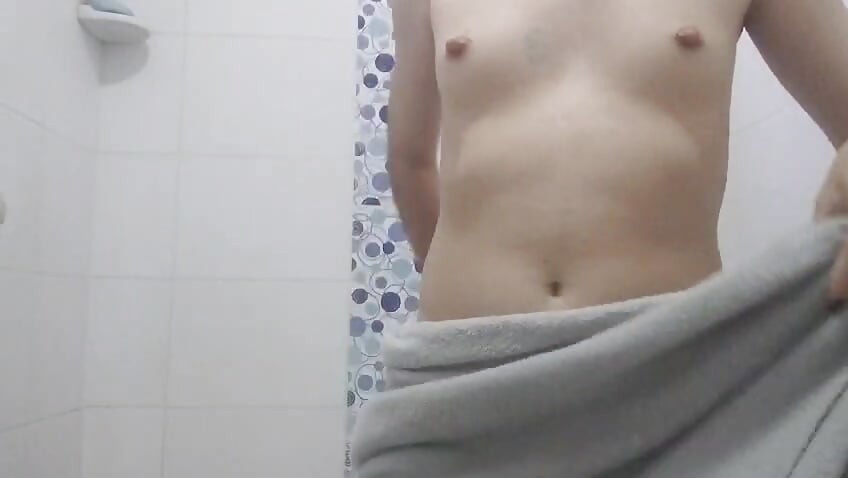 Tenli nem duşu alıyor