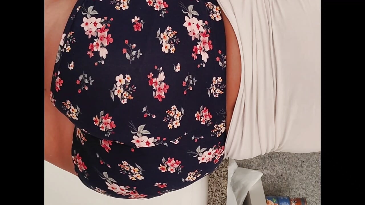 Meu marido não me fode, então deixei seu irmão fazer xixi em mim e foder minha bunda.