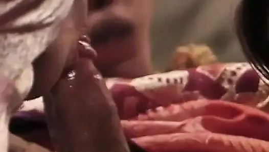 İki azgın sürtük delikanlının uzun sert aletini paylaşıyor