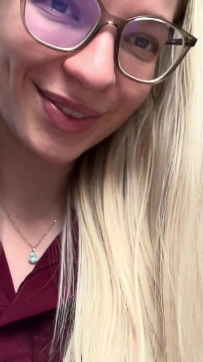 Ond pige straffer dig med TICKLES - ASMR | Klip 1