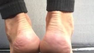 Cd kemerler taban görünümü ve deri parmak arası terliklerde sarkan ayaklar