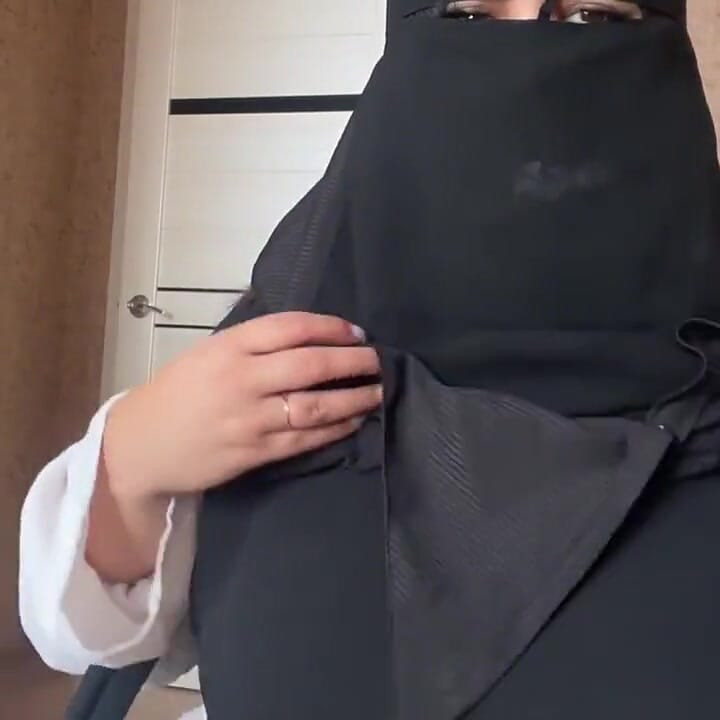 Syrian Girl in Hijab in Pink Panties Shows Her Holes.