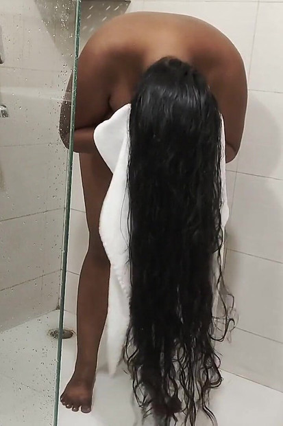 Femeie mare și frumoasă indiancă sexy face duș la tine acasă