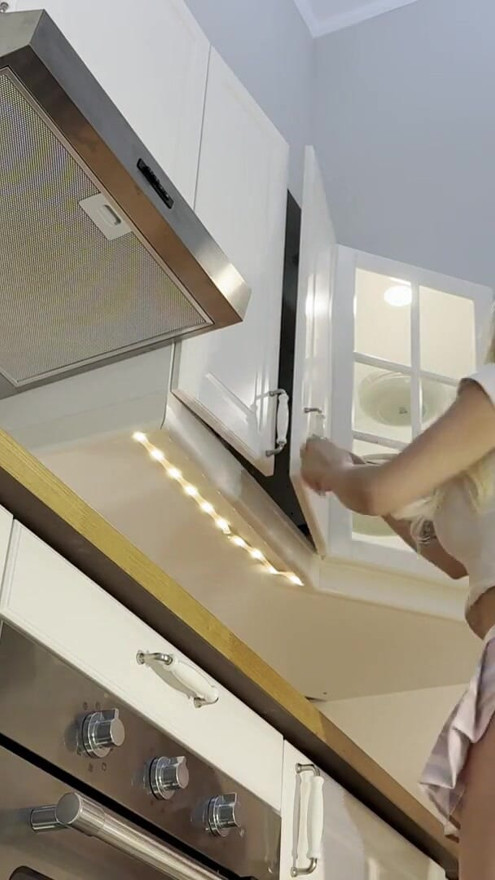 Tetona super caliente hermosa latina sexy en la cocina prepara café con un delantal | Clip 1
