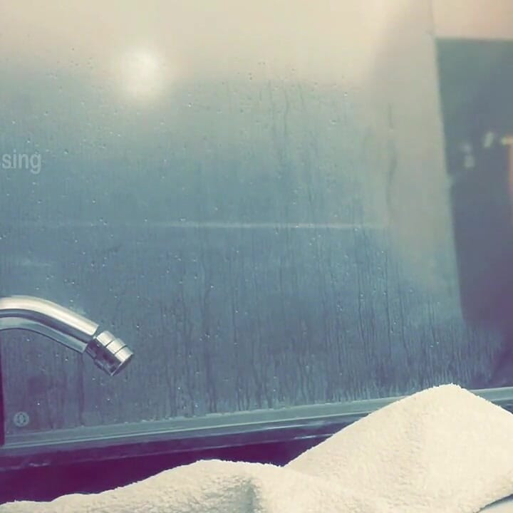 白い肌の赤毛のルームメイトがシャワー中におしっこをしているところを見つかる