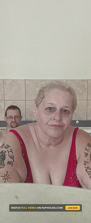 Grandota princesa chupando su polla bajo el agua con su travieso padrastro